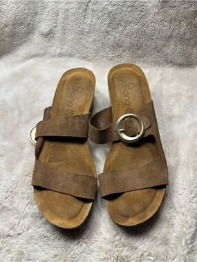 Yokono suede wedge sandals size 7.5